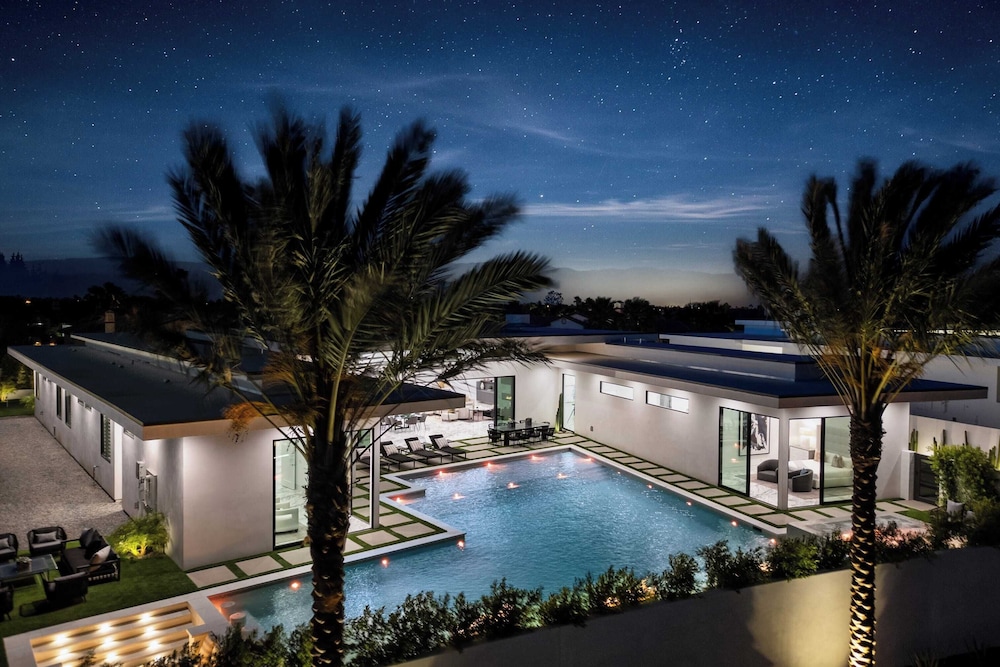 Sleeps 20 Pool & Pickleball Villa Near Golf, Dining & Fun Bravo Villa #2 by Avantstay