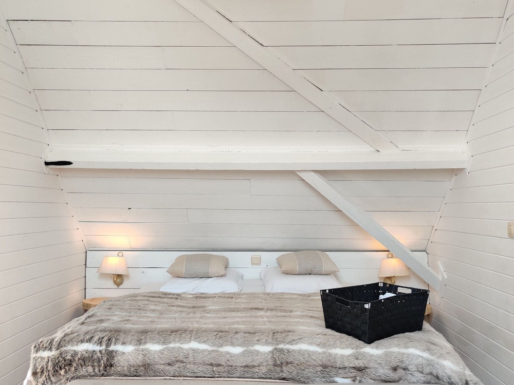 Pleasant Holiday Home in West Flanders with Enclosed Garden & Hot Tub