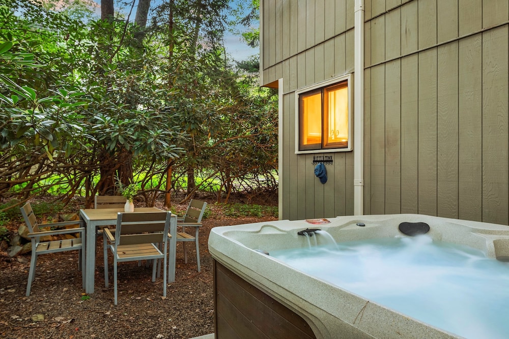 The Four Seasonal by Avantstay Hot Tub Spacious Deck Fire Pit