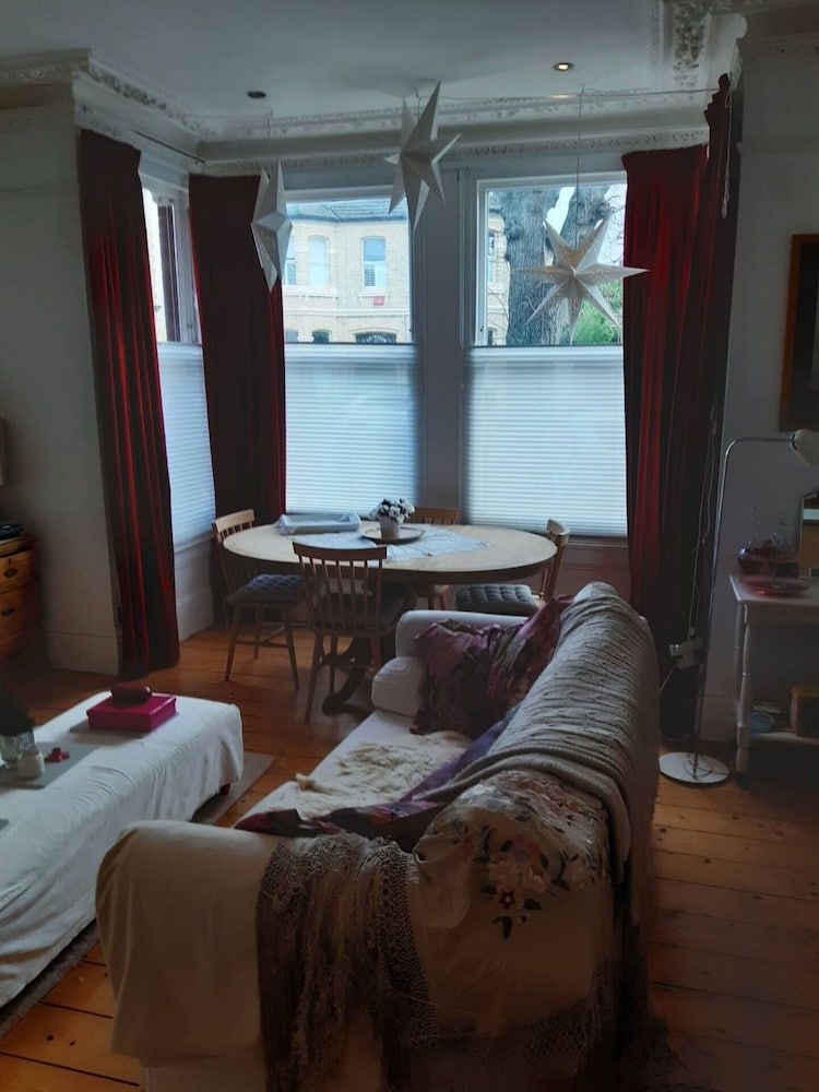 Homely 1 Bedroom Apartment in Vibrant Hove, Brighton view 3