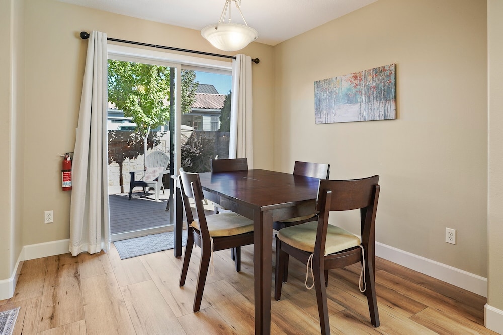 Ellie 30 Days Minimum 3 Bedroom Home by RedAwning