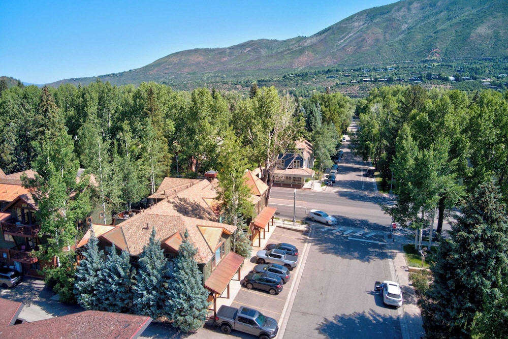 Aspen Hideaway by Avantstay Walk to Aspen, Near Slopes + Pool & Hot Tub Access