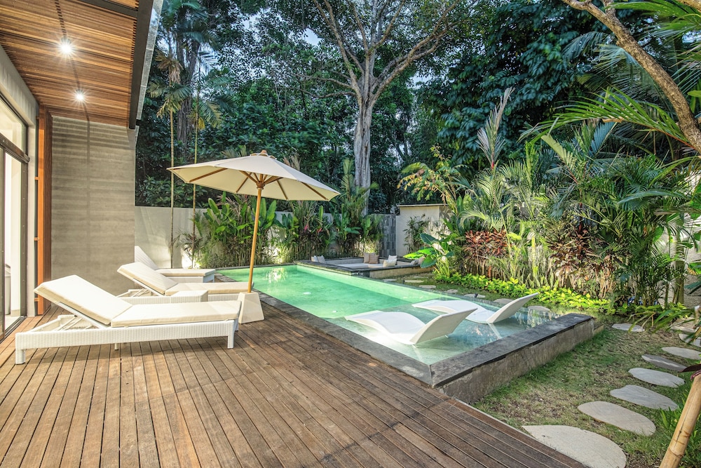 Enchanting 5BR Canggu Villa Moments to Sea