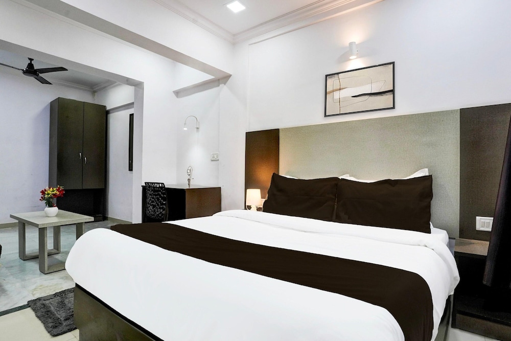 Cozy Deluxe Room Near Juhu Beach Mumbai