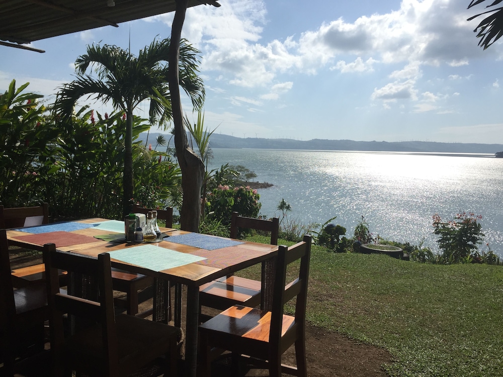 BlueBay Bugenvil Lake Lodge