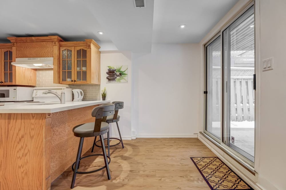 Comfortable Whitby 2 Bedroom Lower Suite