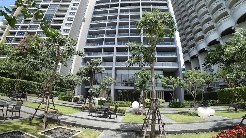 Luxury Large One Bedroom Seaview Serviced Apartment at Wongamat, Pattaya