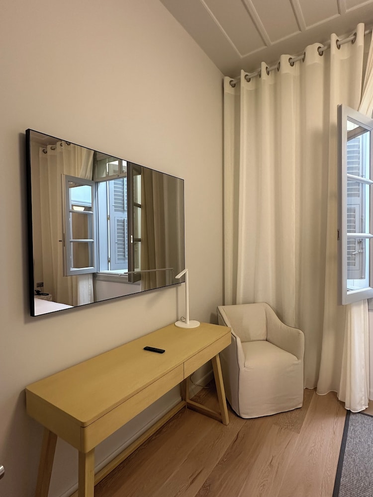 Amalie Suites