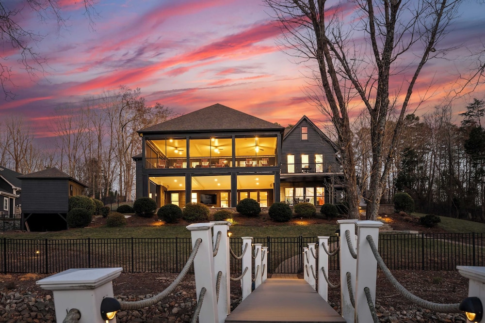 Luxury Lakefront Stay Private Dock, Indoor/outdoor Pool The Retreat