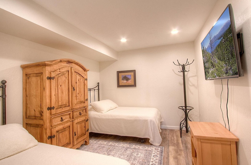 Awesome Dawson 1 Bedroom Condo by RedAwning view 5