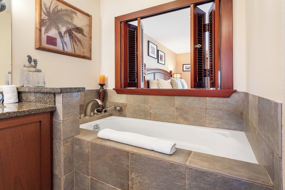Direct Ocean Front - AC - Concierge Included - Ocean Viewing Lanai & Near Shops! -vrkcv