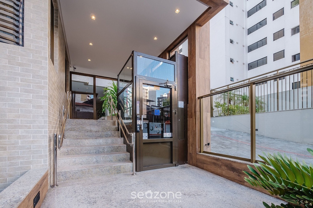 Cozy and Charming Apt in Salvador Ita0304