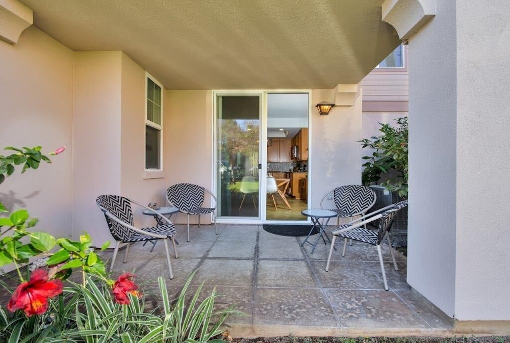 Well-equipped - Close to Beaches - In-unit AC - Vrkcv