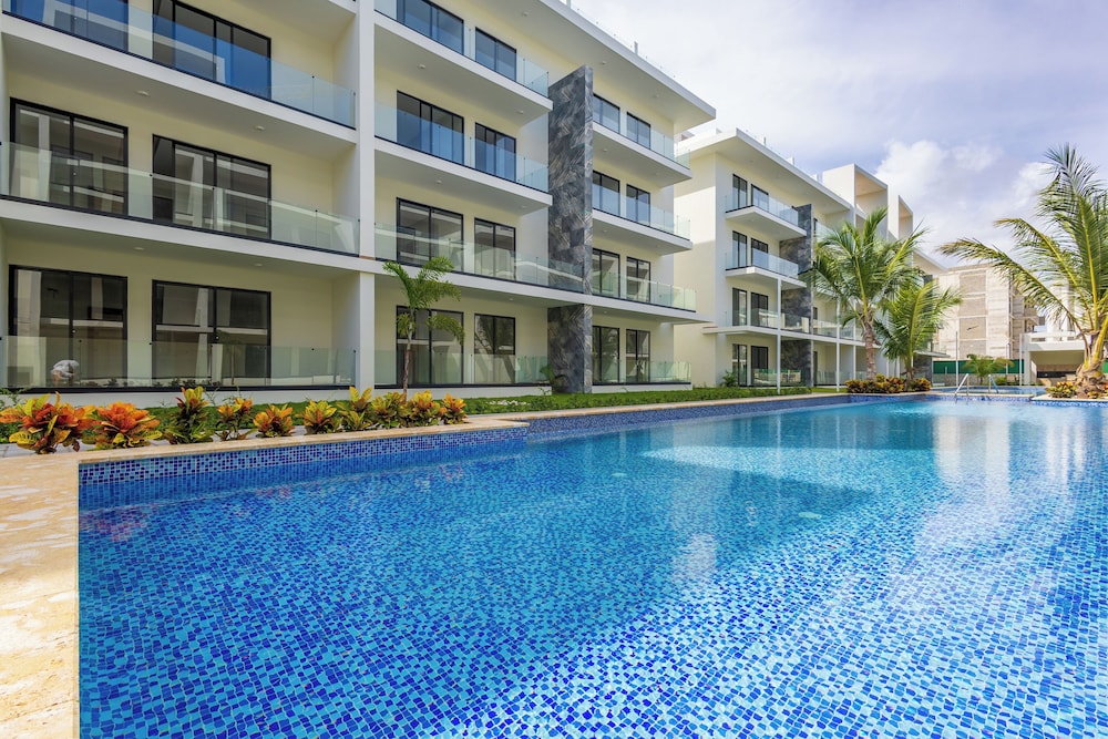 Tropical 2BR Retreat - Terrace, BBQ and Pool