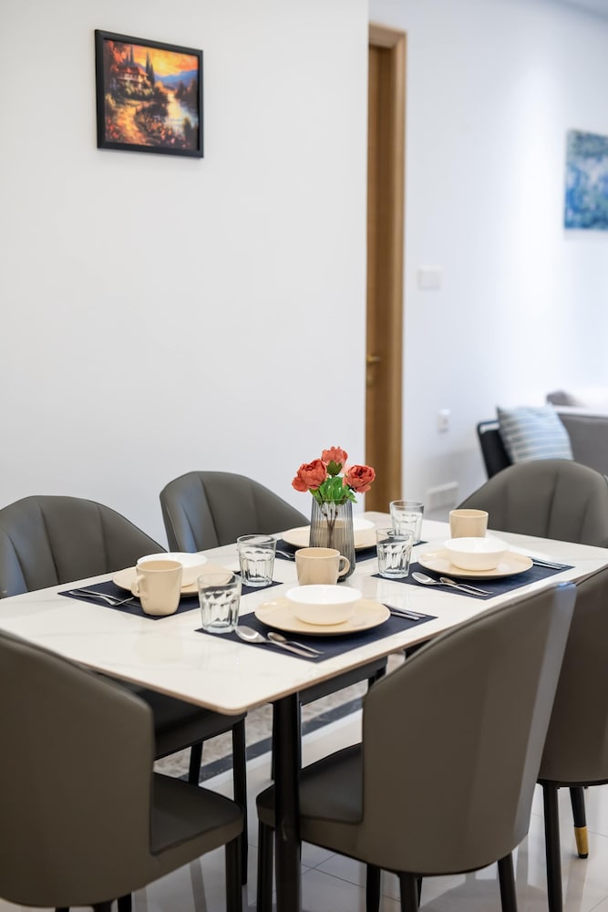 2BR R&F Phase2, CIQ R&F Mall, Free Parking