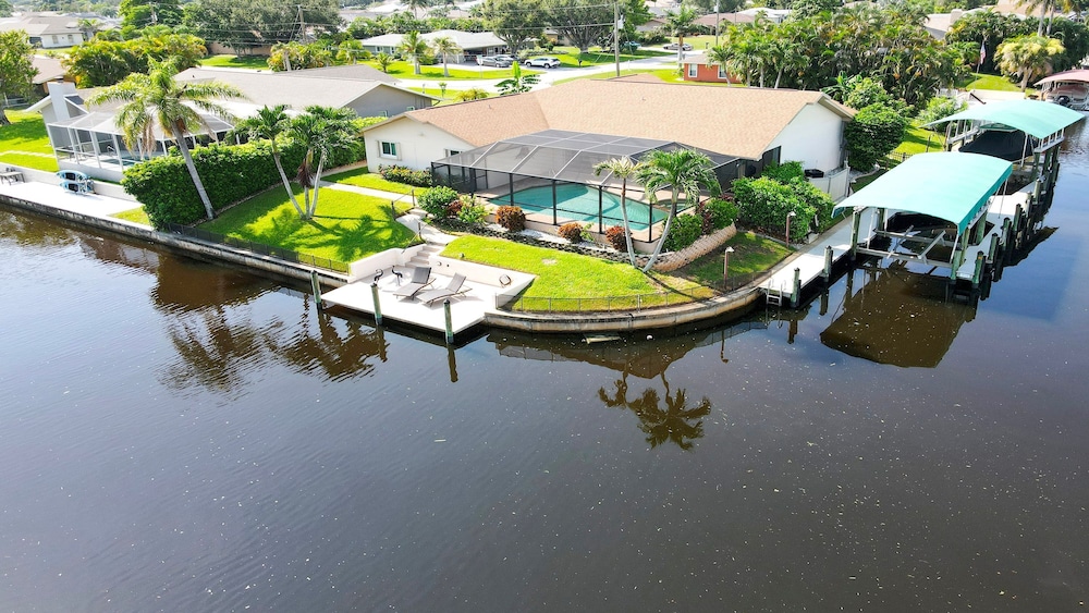 Love Bird Canalfront Villa Lounge Terrace Heated Pool pet Friendly