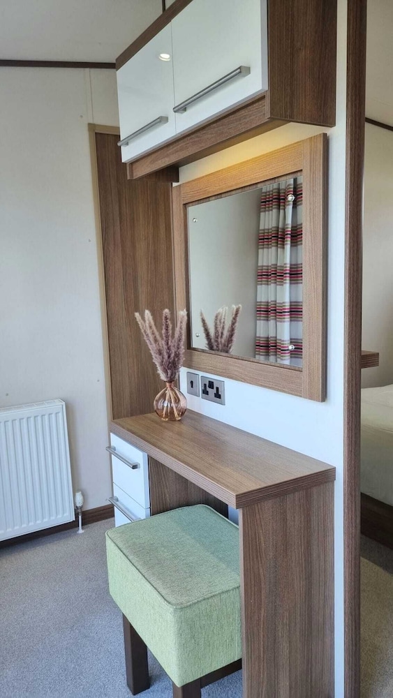 Stunning Seaside Lodge Nr New Forest 2 bed view 2