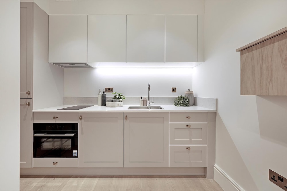 Stylish Earl's Court Studio Plus Patio