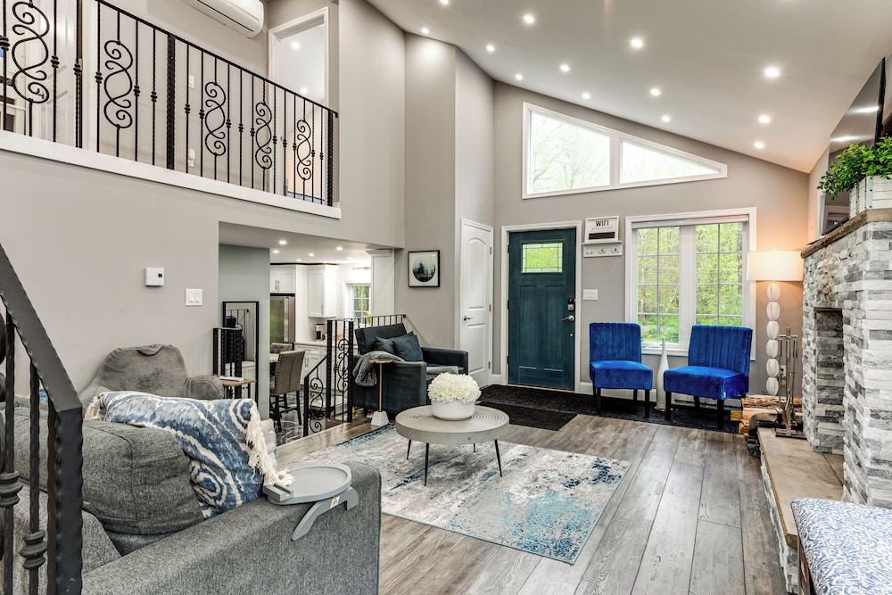 < 2 Mi to Big Bass Lake: Modern Mtn Chalet!