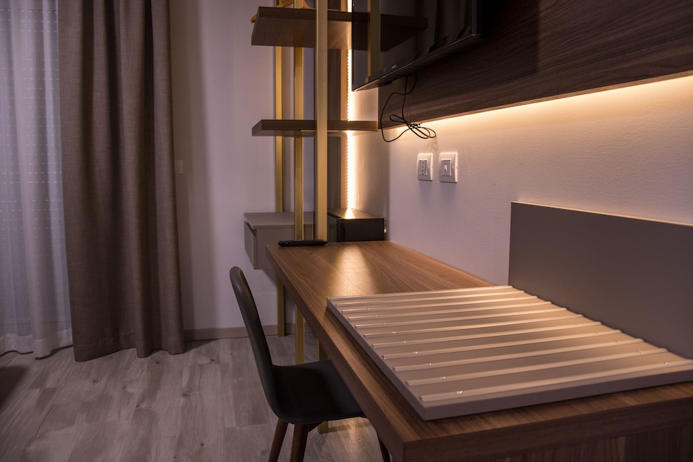 8 Room Hotel