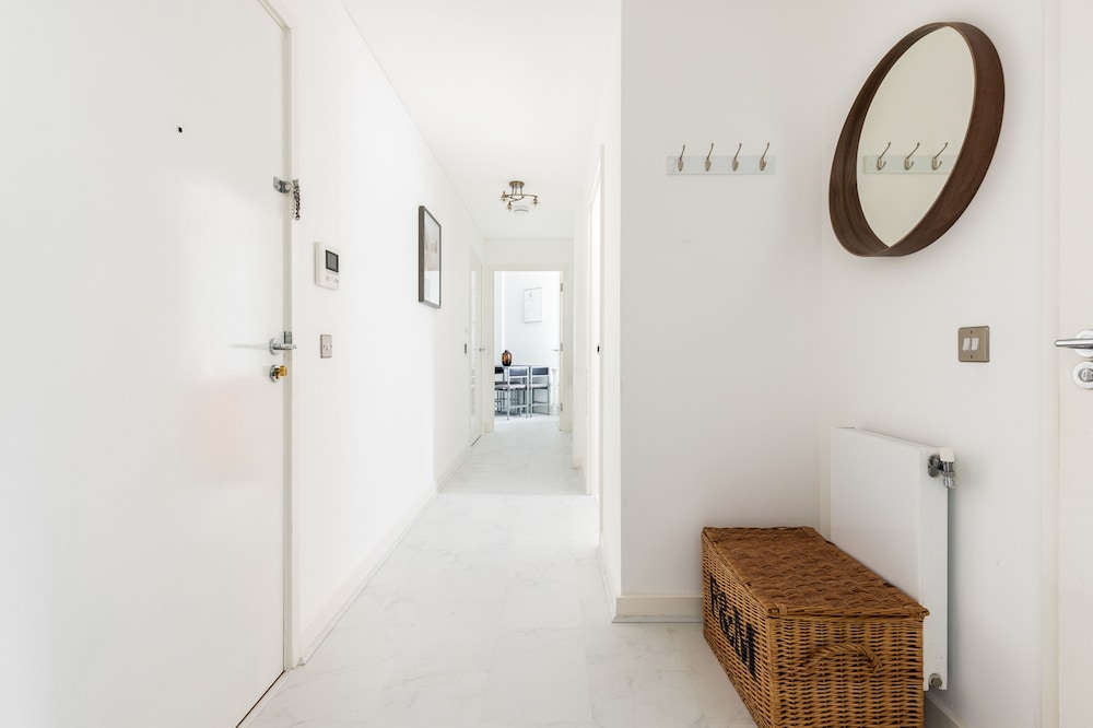 Luminous 2 Bed Balcony Flat in Islington