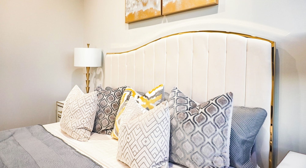 Spacious Luxe 3BD Townhome in Dwtn HTX. - Image 2