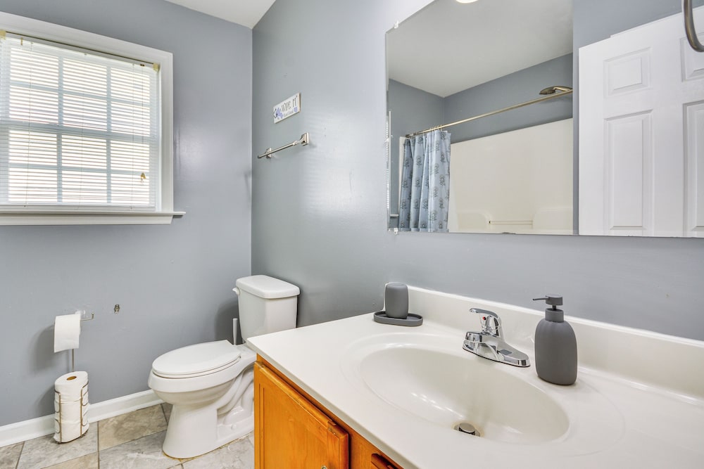 < 4 Mi to Dtwn Greensboro: Renovated Home w/ Yard!