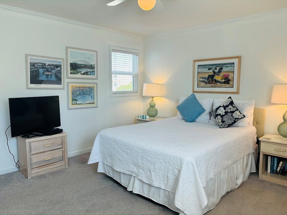 Long Grass 5 Bedroom Home by RedAwning