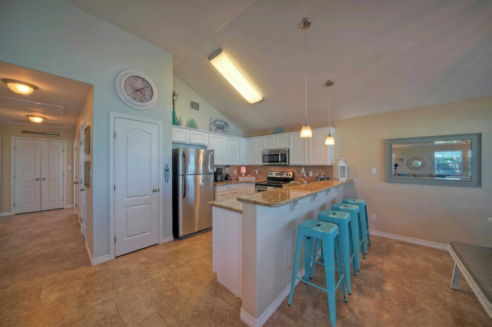 Sleeps 21, 2 Homes 2 Private Pools, Fire Pit, Swing Bar Walk to the Beach