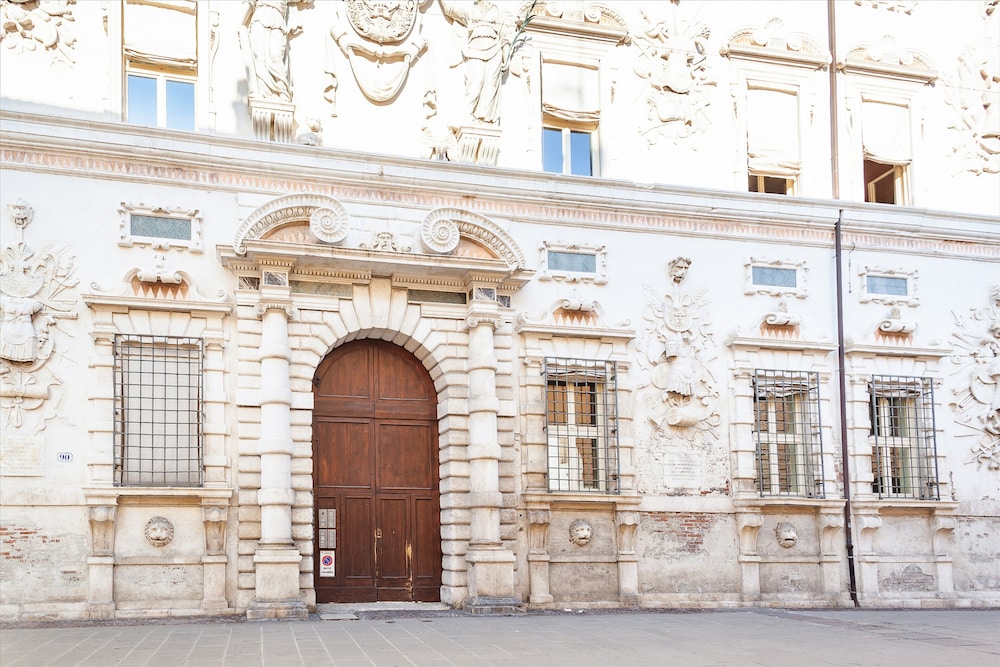Ex Tribunale Palazzo Bentivoglio Apartment view 4