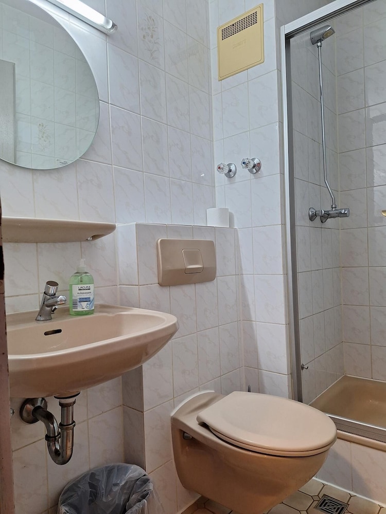 2-Rent Group Hostel Rooms AUB162