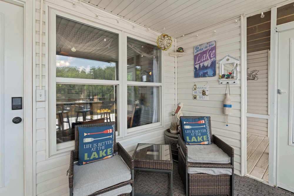 Latibe Retreat Lakefront Condo for 4 w/ Balcony & Pool Access