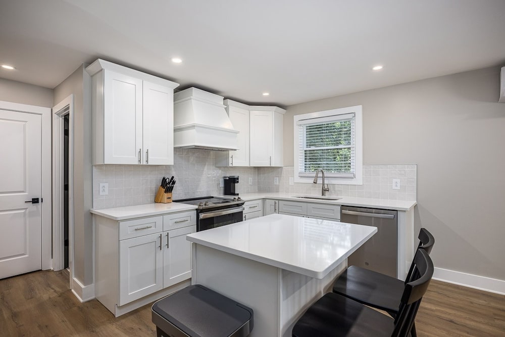 The Nomad 64-person Hillsboro Village Retreat Studio 1BR Spaces