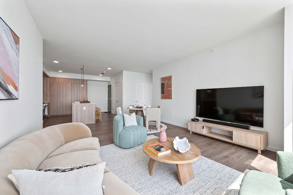 High-rise 65 Fl Apt w Lux Amenities Lake Views