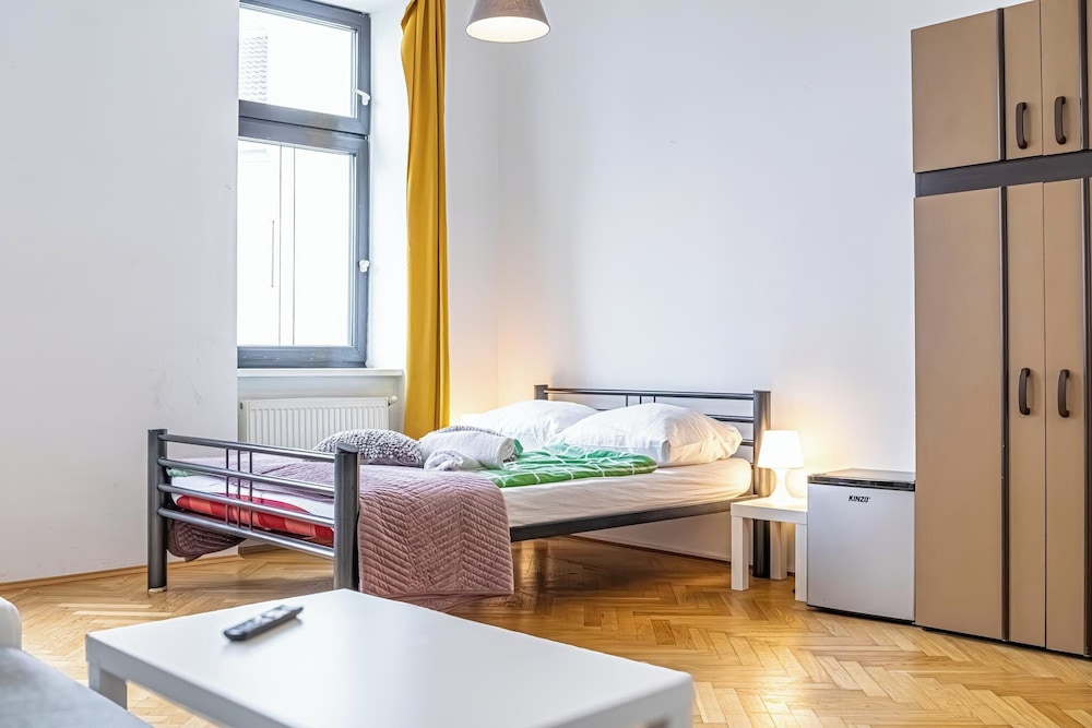 Cozy 4BR Apt Garden Close to Danube