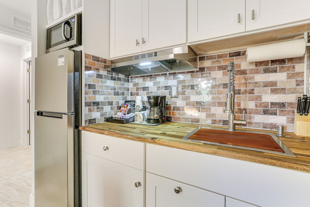 8 Mi to Manatee Park: Cozy Getaway in Lehigh Acres