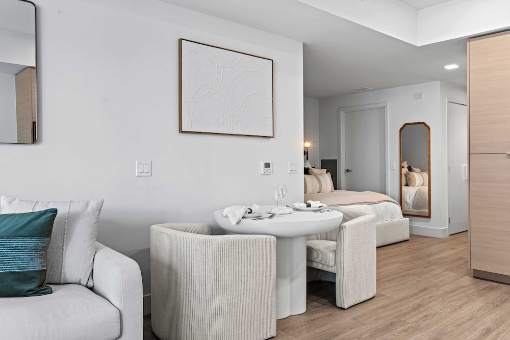 NEW Downtown Luxe King Suite Sauna Pool Access