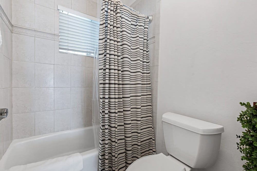 Spacious Beach Apt in Las Olas Blvd