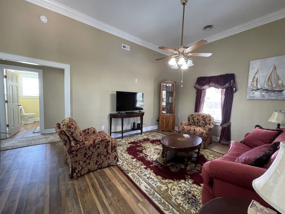 Gracie's Place 2 Bedroom Cottage