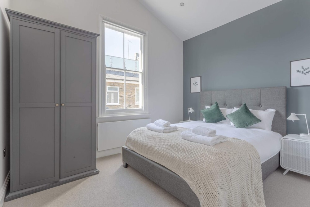 Stunning 3 Bedroom 2 Bath in Fantastic Location