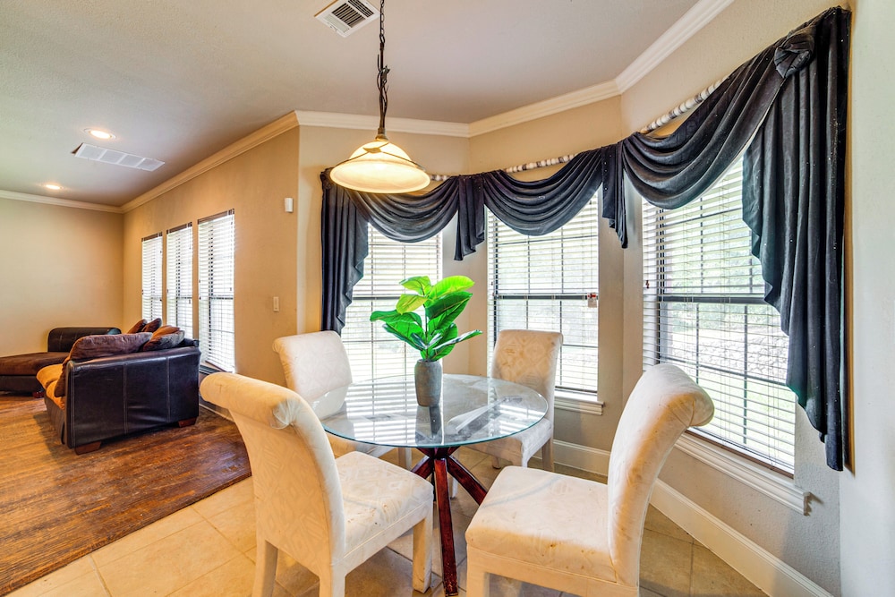 Spacious Texas Retreat w/ Community Pool