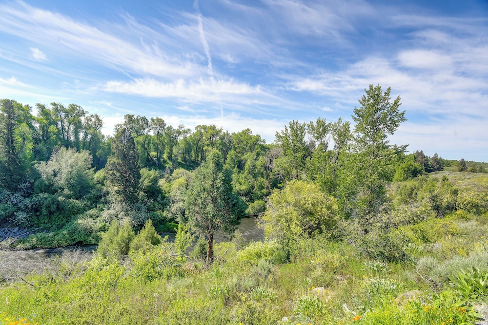 Fall River Cabin Retreat: On-site Fly Fishing!
