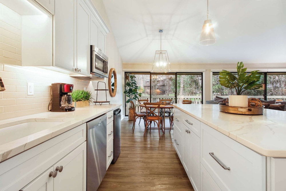 Abbey Springs - Private Community & Amenities!