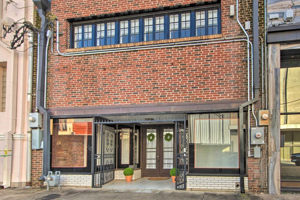 Marshall Vacations - Updated Apartment in Historic Dtwn Marshall! - Property Image 5