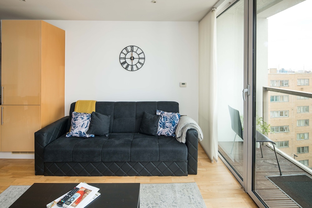 Immaculate 1-bed 1-bath Apartment in London Area
