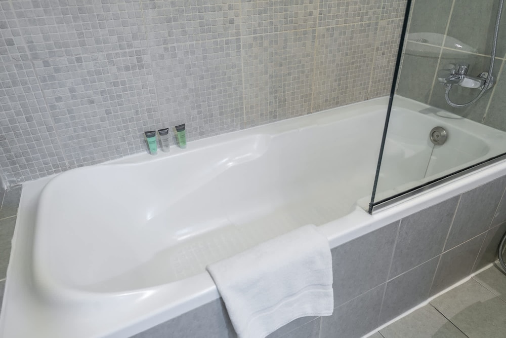 Pleasing 1-bedroom for 4 in JVC for Relaxing Getaway