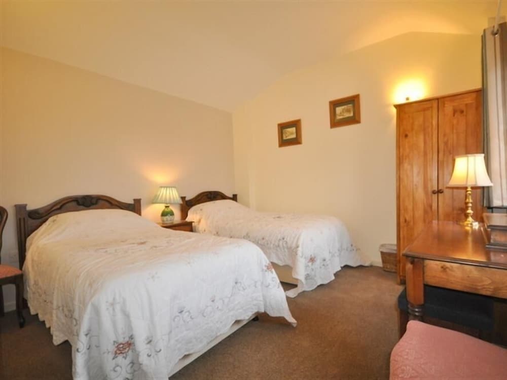 Follis Cottage view 4