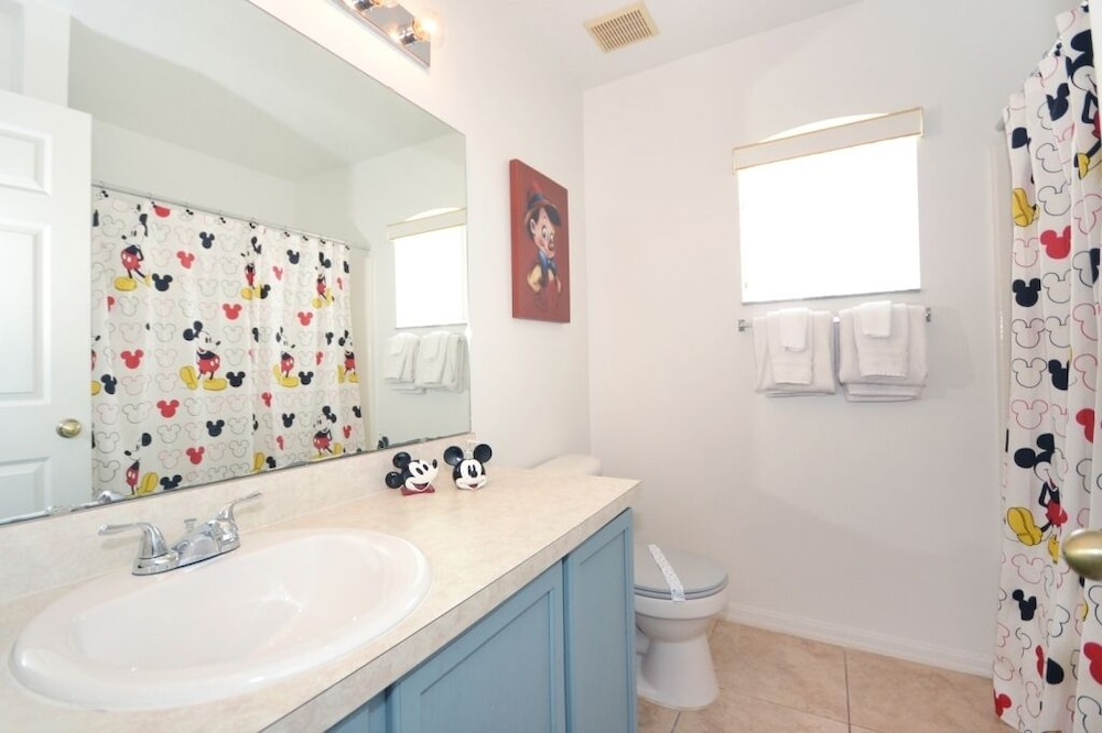 Beautiful 5 Bedroom Home With Large South-facing Pool