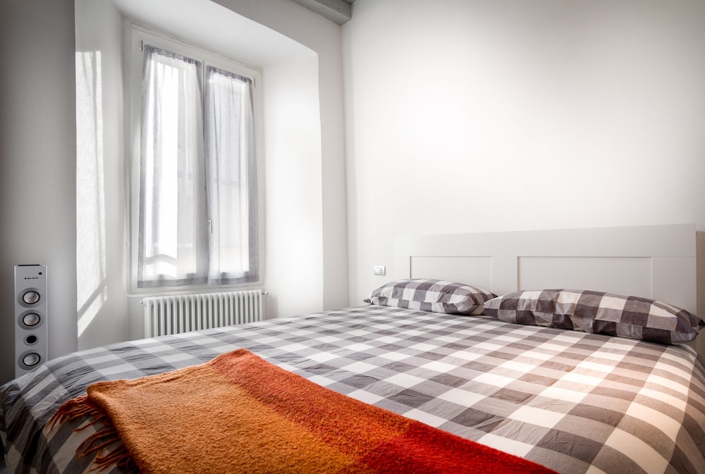 JOIVY Chic Studio in Como Centre view 3