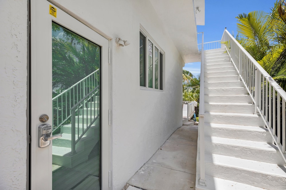 New Listing! Reel Joy Waterfront Luxe With Pool And Private Dock 4 Bedroom Home